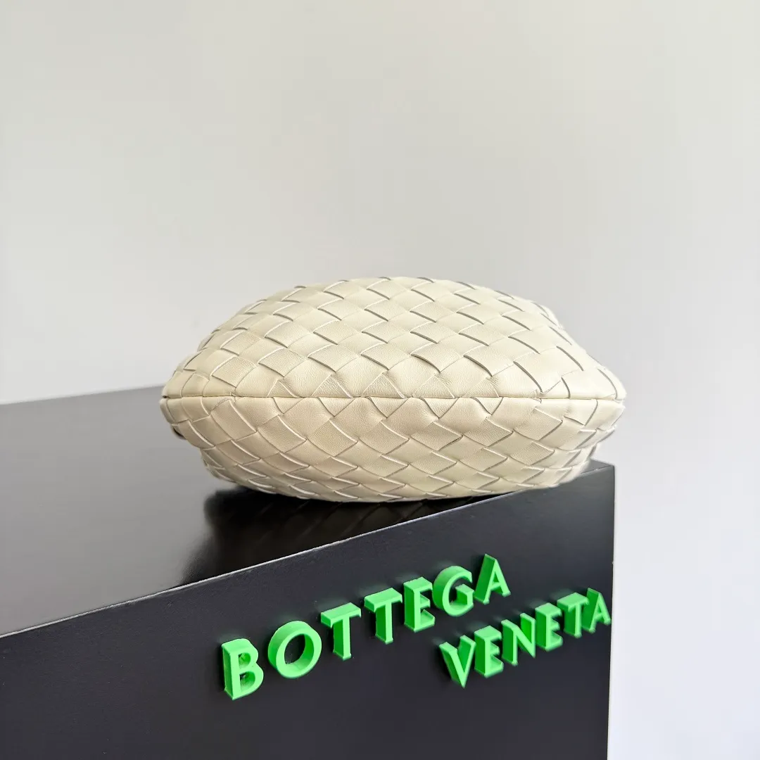 Batch 1120 Bottega veneta͙.——The latest woven knotted hobo🔥 The top-grade lambskin leather is very soft, the bag shape is unique, practical and durable. It retains the traditional woven elements while being a little more flamboyant ~ Made of hand-woven sheepskin, zipper opening and closing, curved seamless structure, effortless to match. Highly recommended⚠️⚠️⚠️ The highest-end in the market🌈 Welcome to compare [all shipped from the factory with a full set of packaging] size: 26x13x8.5cm.    Model: 651876